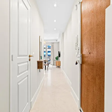 Fully Renovated 2-bedroom شقة *