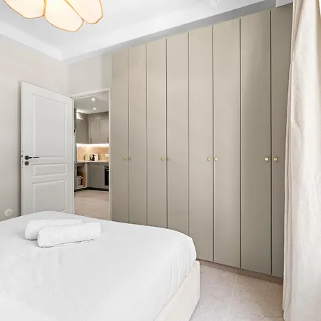 Fully Renovated 2-bedroom شقة *