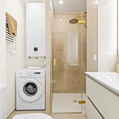 Fully Renovated 2-bedroom شقة *